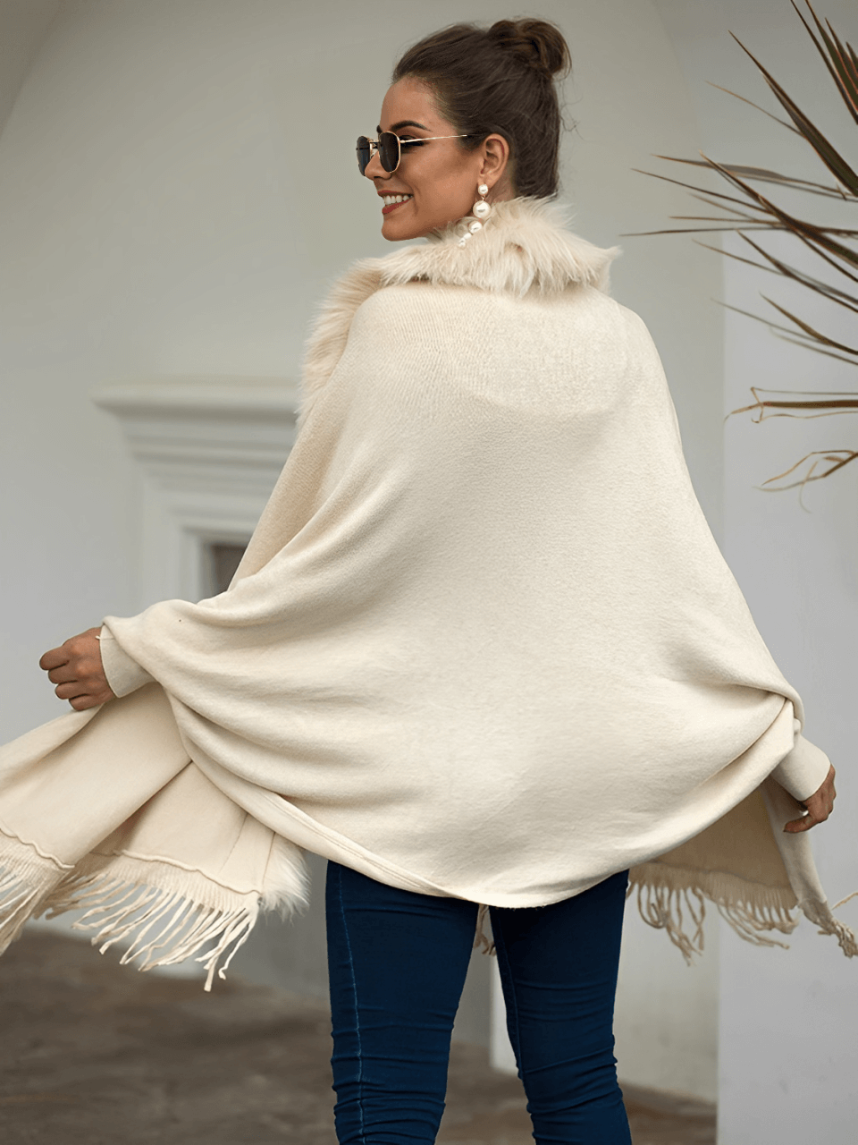 Cardigan Feminino Alongado em Malha de Tricô com Gola Peluciada Franjas e Manga Morcego – Viviane
