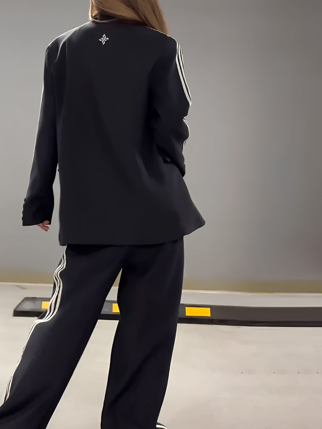 Conjunto Feminino de Alfaiataria Esportiva com Blazer Oversized e Calça com Listras Laterais - Regina [FRETE FULL]