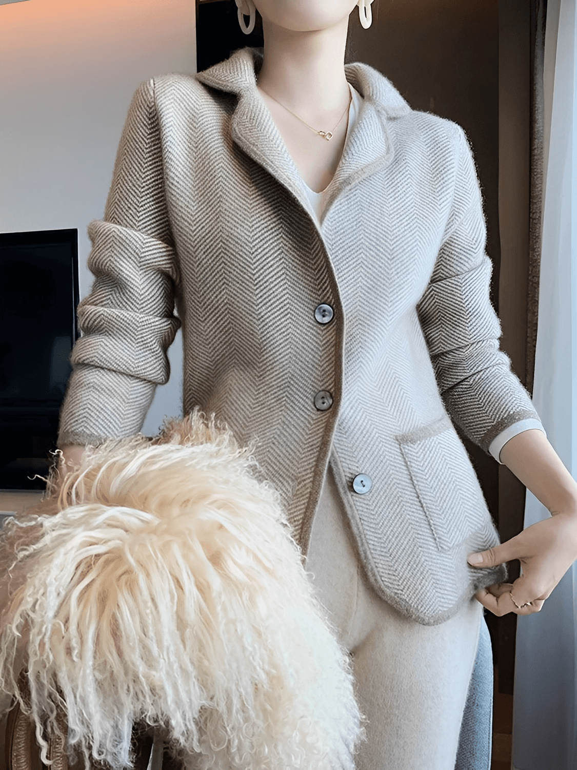 Blazer Feminino em Lã Estruturada com Gola Clássica Bolsos e Fechamento em Botões – Maria