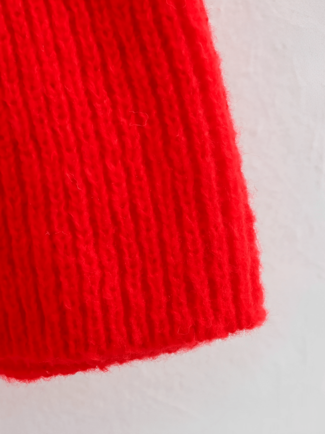 Suéter Feminino em Tricô Ombro a Ombro com Gola Larga e Manga Tipo Flare – Flávia