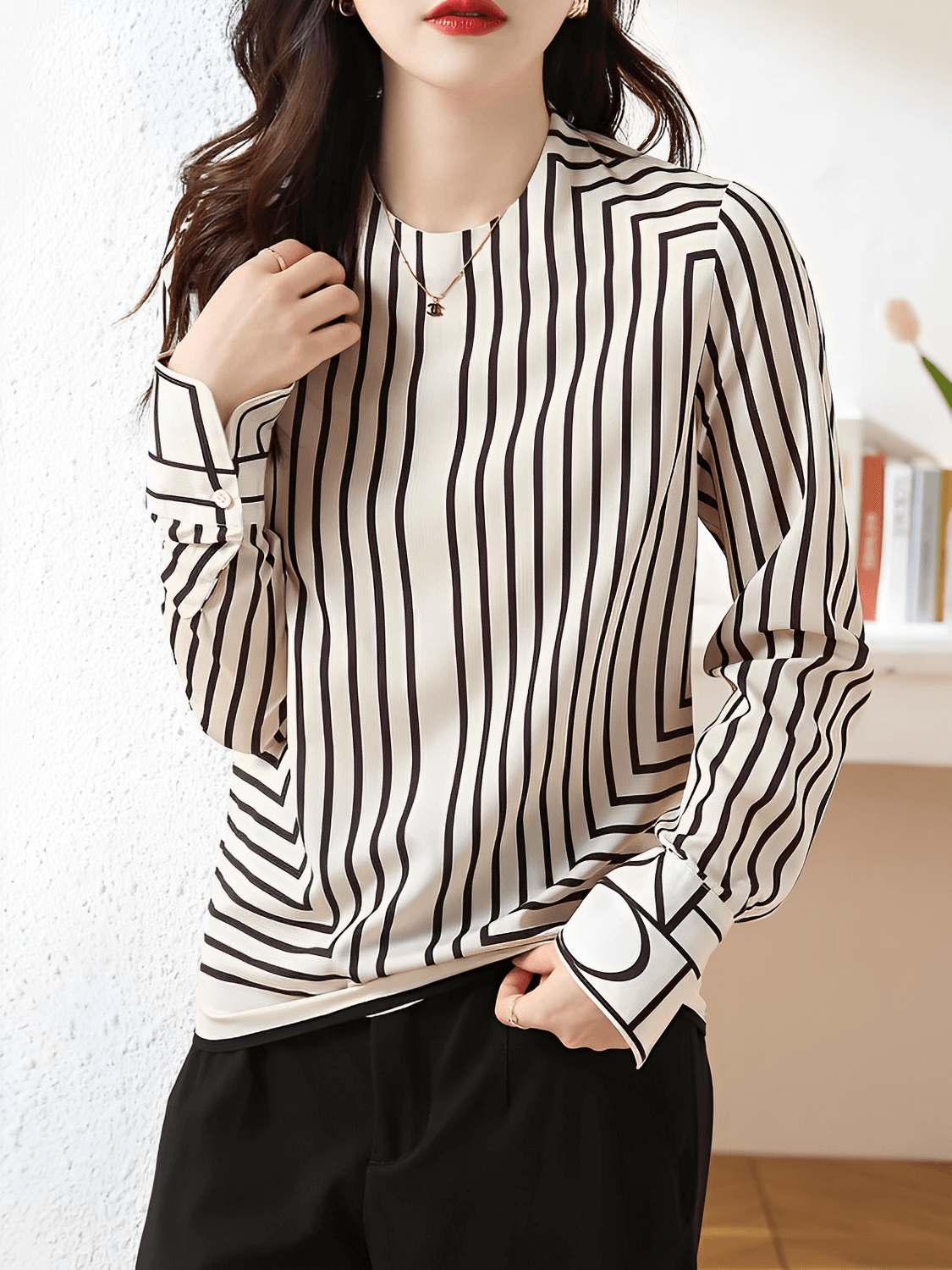 Camisa Feminina com Design Geométrico em Listras Gola Redonda e Punhos com Fechamento em Botão - Leah