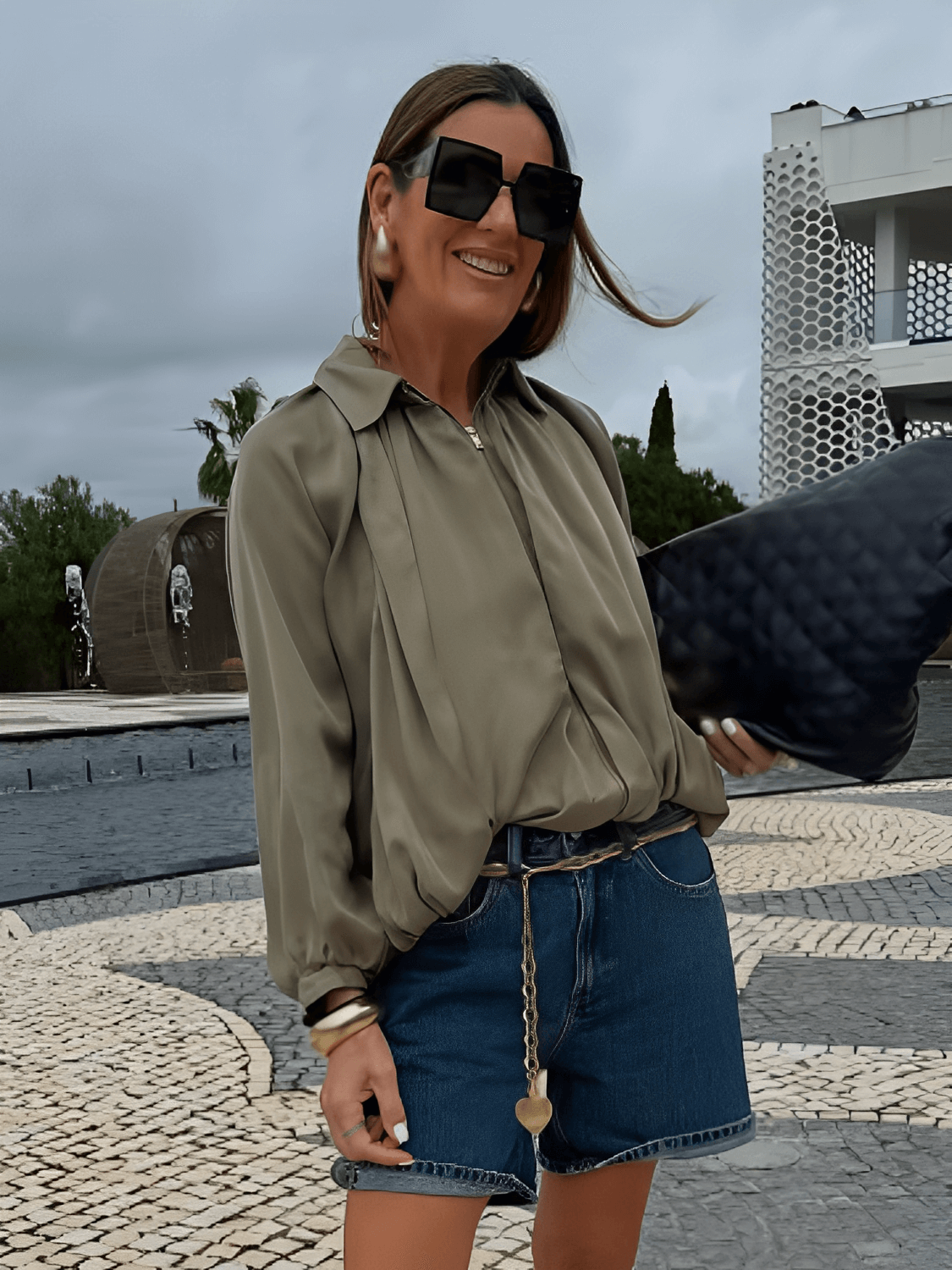 Camisa Feminina Acetinada Oversized com Manga Bufante e Fechamento em Zíper – Milene