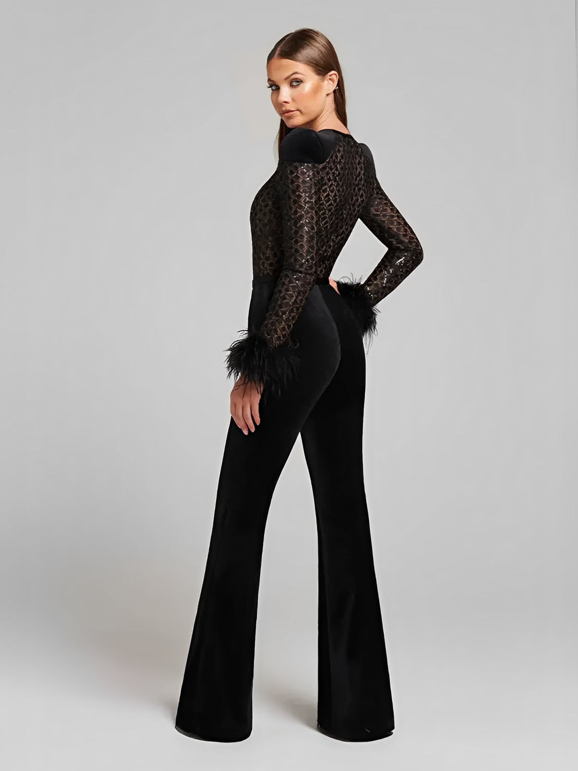 Macacão Feminino de Renda com Lantejoulas Ombreira e Punhos de Plumas e Calça Flare de Veludo - Noir
