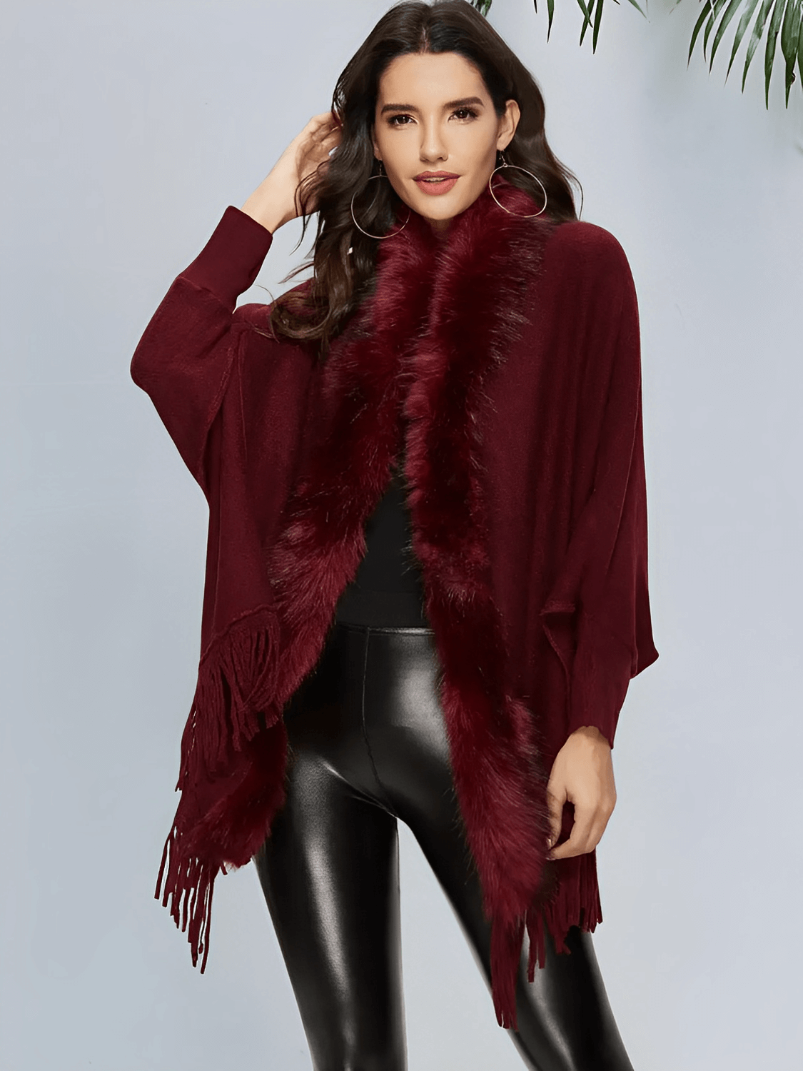 Cardigan Feminino Alongado em Malha de Tricô com Gola Peluciada Franjas e Manga Morcego – Viviane