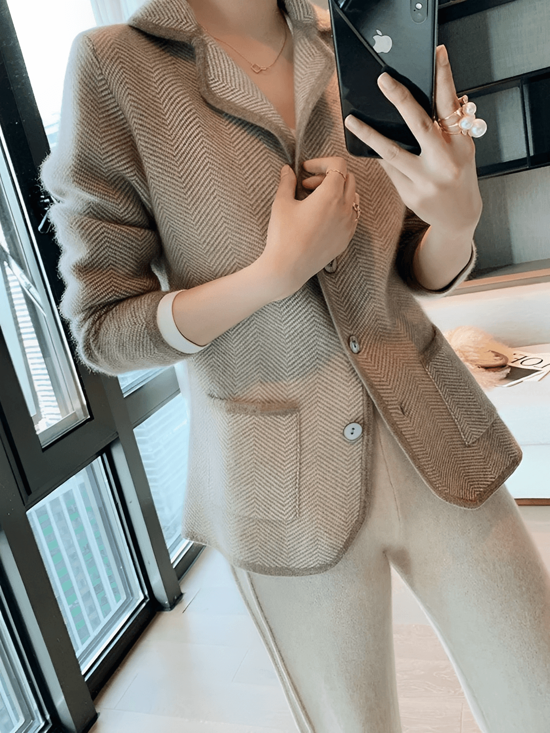 Blazer Feminino em Lã Estruturada com Gola Clássica Bolsos e Fechamento em Botões – Maria