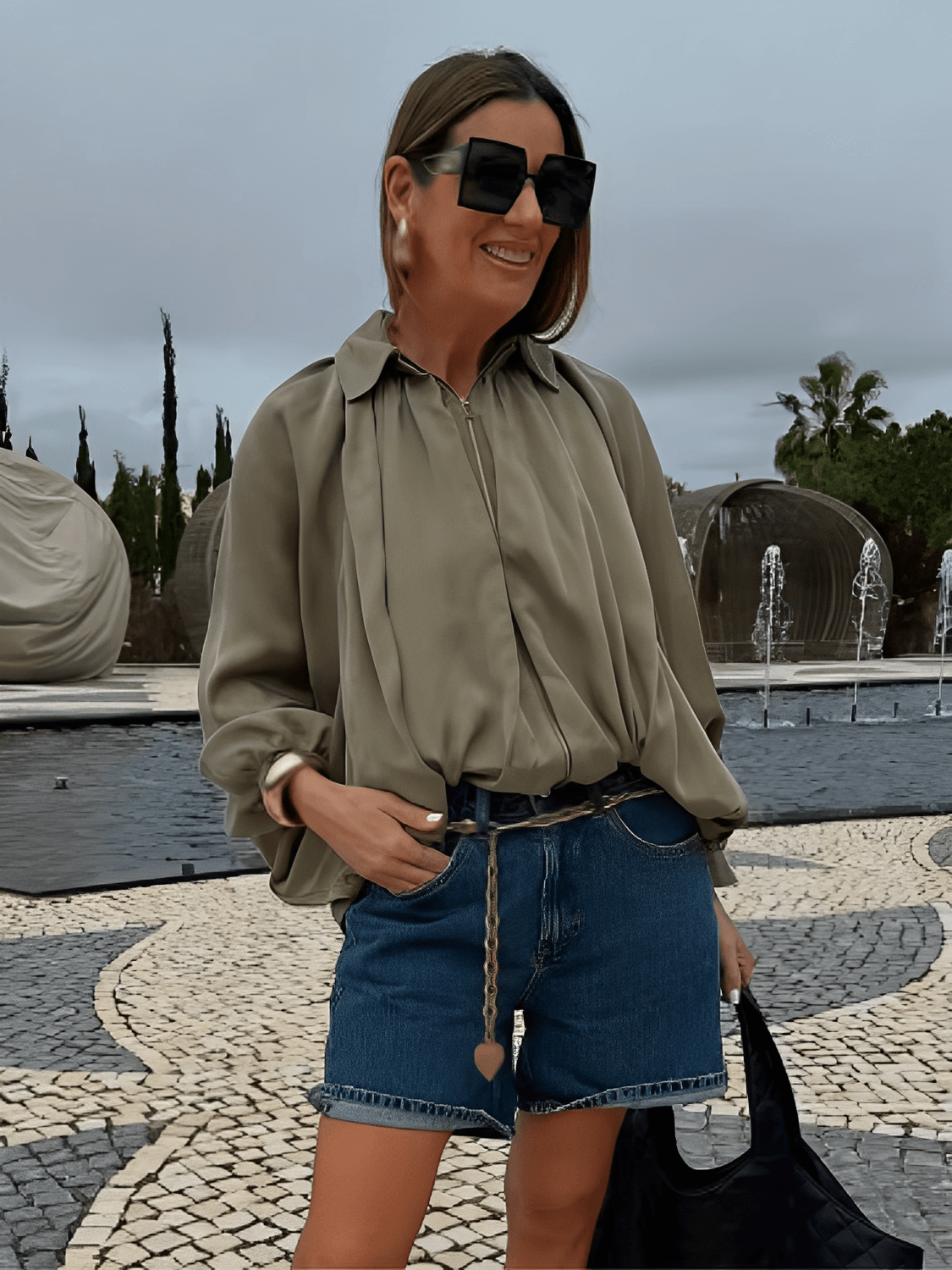Camisa Feminina Acetinada Oversized com Manga Bufante e Fechamento em Zíper – Milene