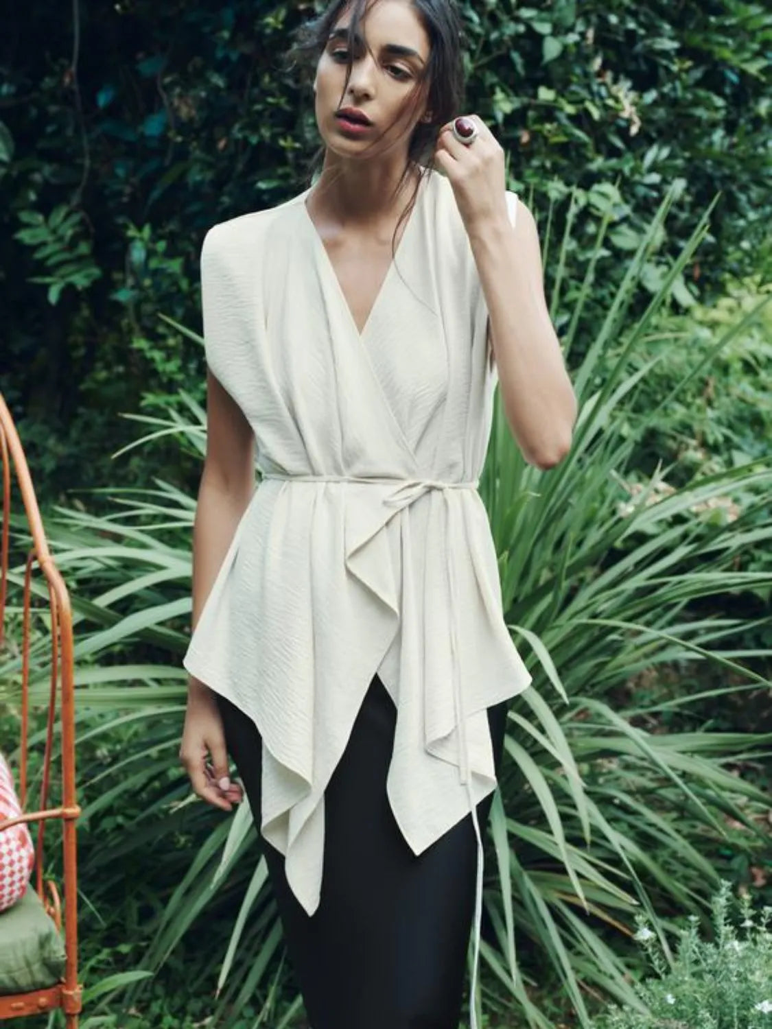 Blusa Feminina Bainha Assimétrica com Decote em V e Cinto de Cordão Ajustável - Serena