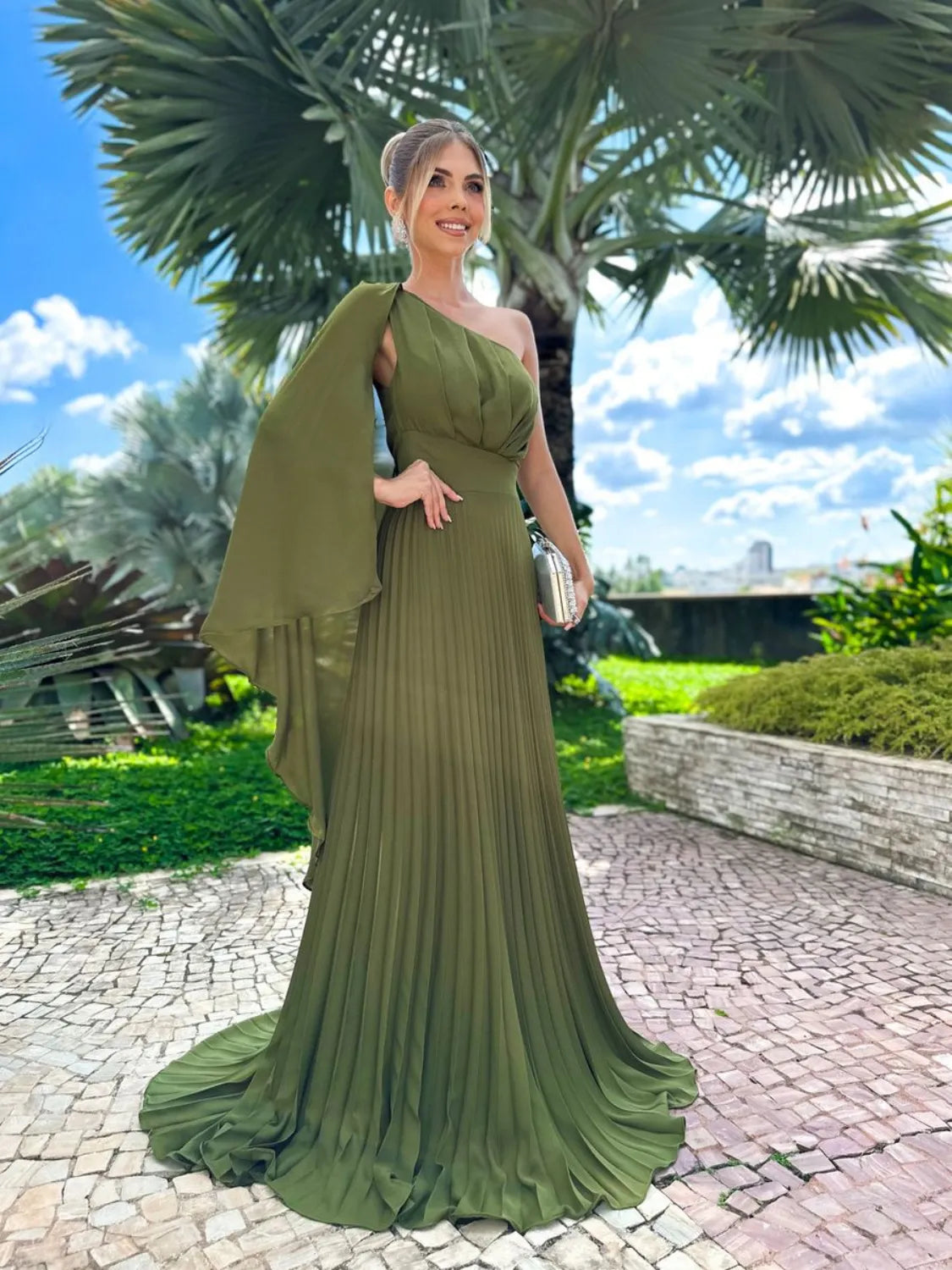 Vestido Feminino Longo de Festa com Capa no Ombro e Saia Plissada - Gabriella