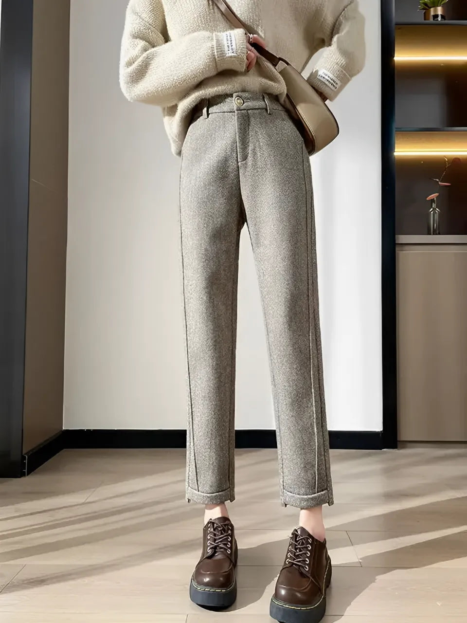 Calça Feminina Reta de Lã com Cintura Alta com Elástico - Leda.