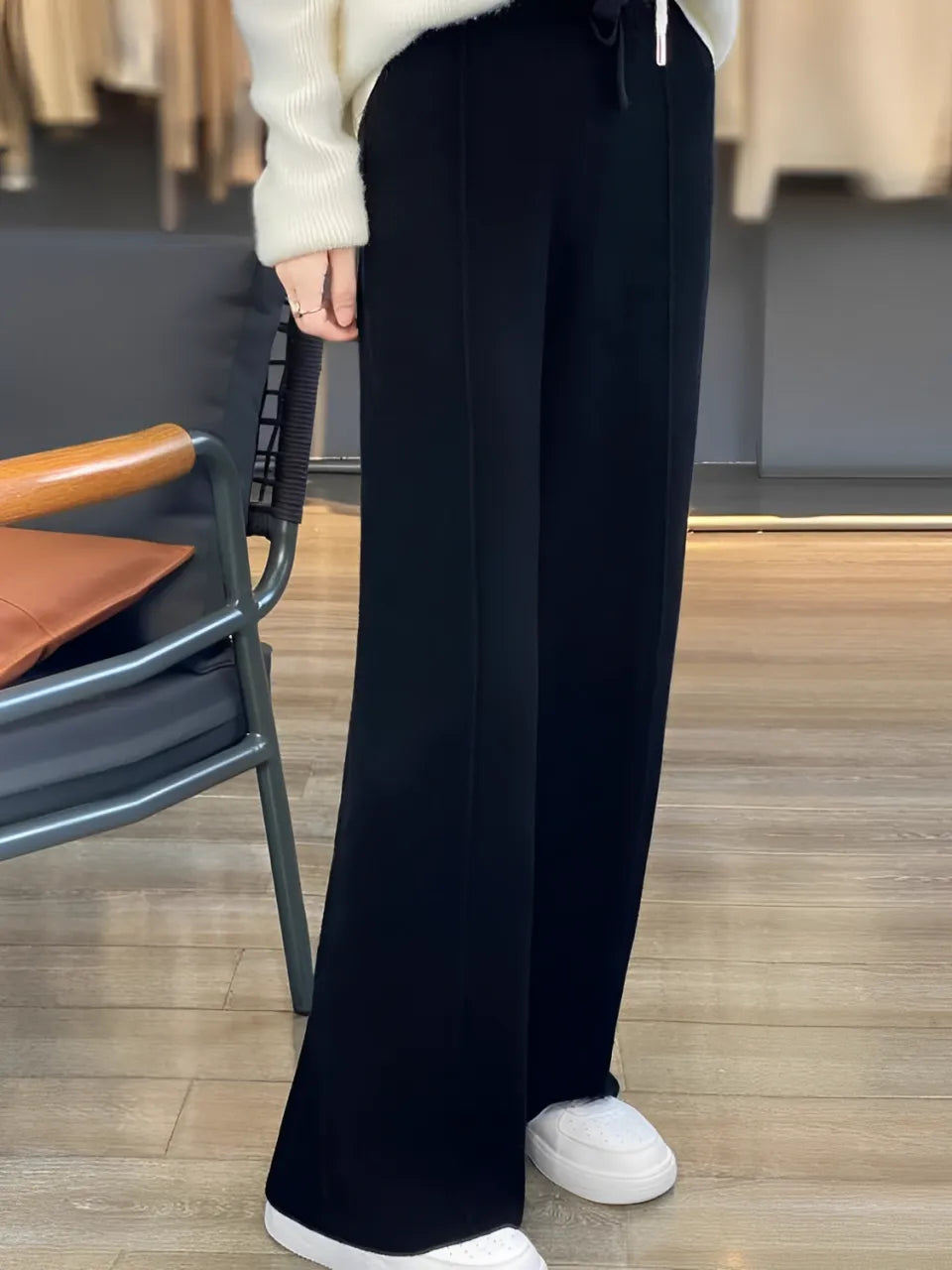 Calça Feminina Wide de Lã com Cintura Alta e Cadarço na Cintura - Justine.