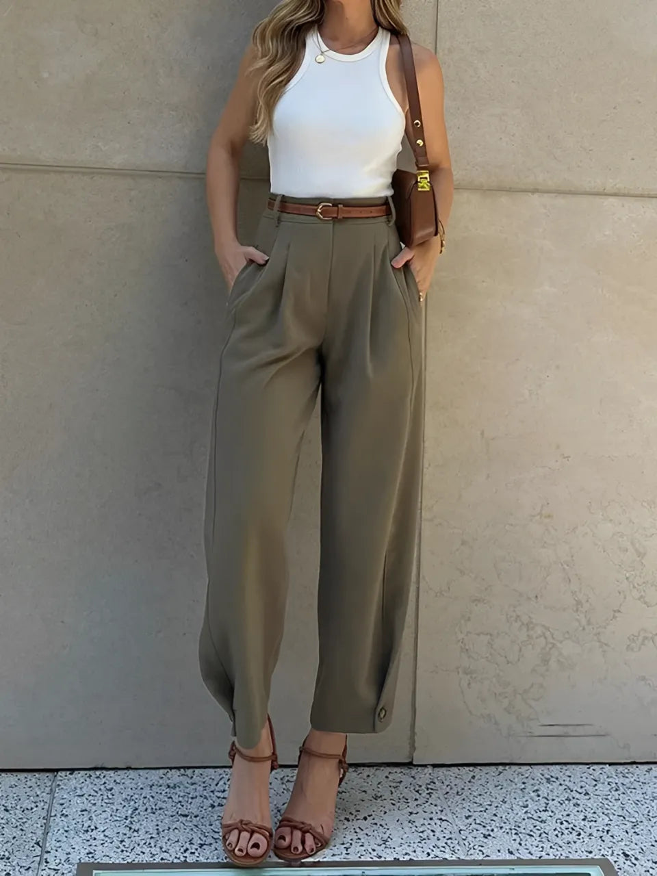 Calça Feminina Slim Cintura Média com Pregas Bolsos Funcionais e Cinto - Ester