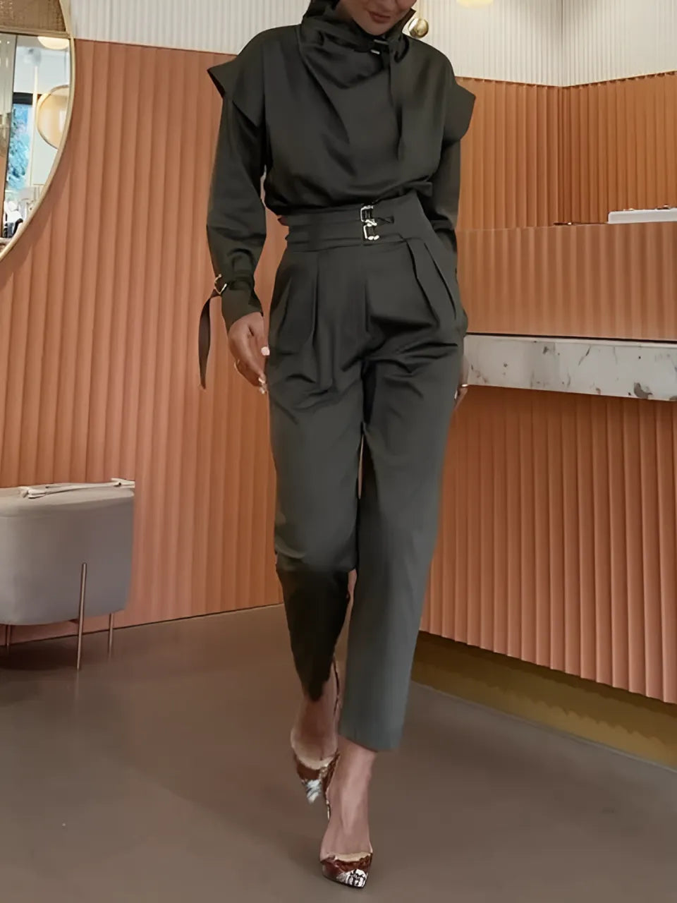 Conjunto Feminino Cargo com Cintos Blusa Gola Alta e Calça Cenoura  - Jade