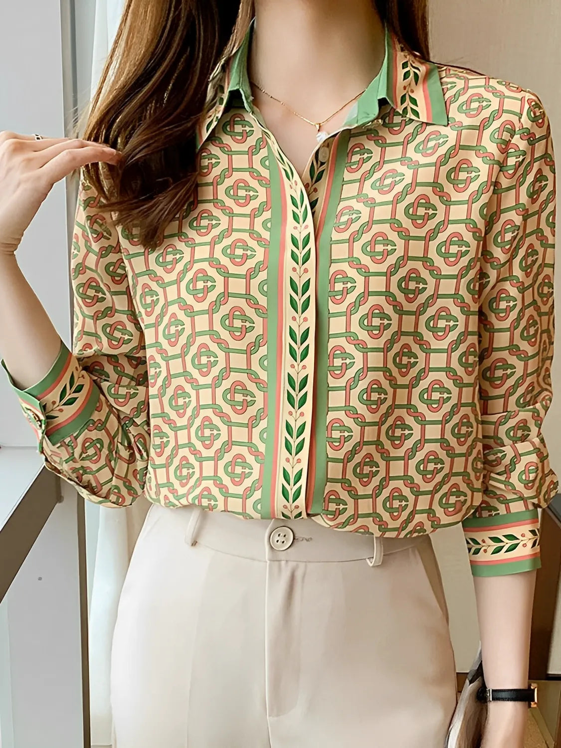 Camisa Feminina Estampada com Gola Clássica e Botões - Francesca