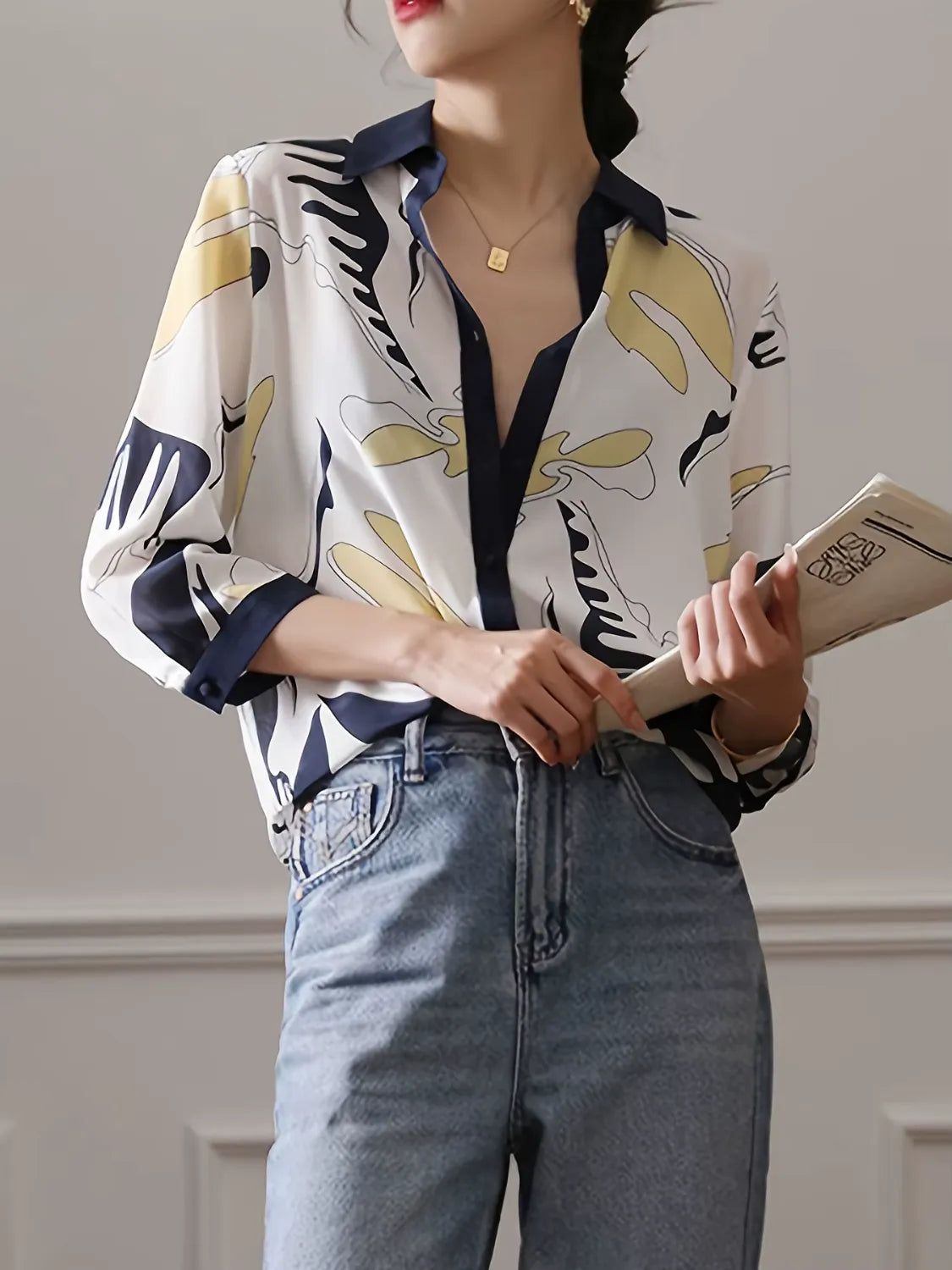 Camisa Feminina Estampada Casual com Decote em V e Botões - Elara