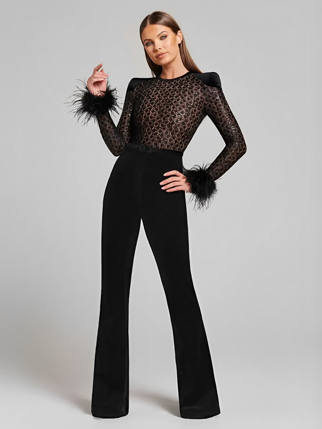 Macacão Feminino de Renda com Lantejoulas Ombreira e Punhos de Plumas e Calça Flare de Veludo - Noir