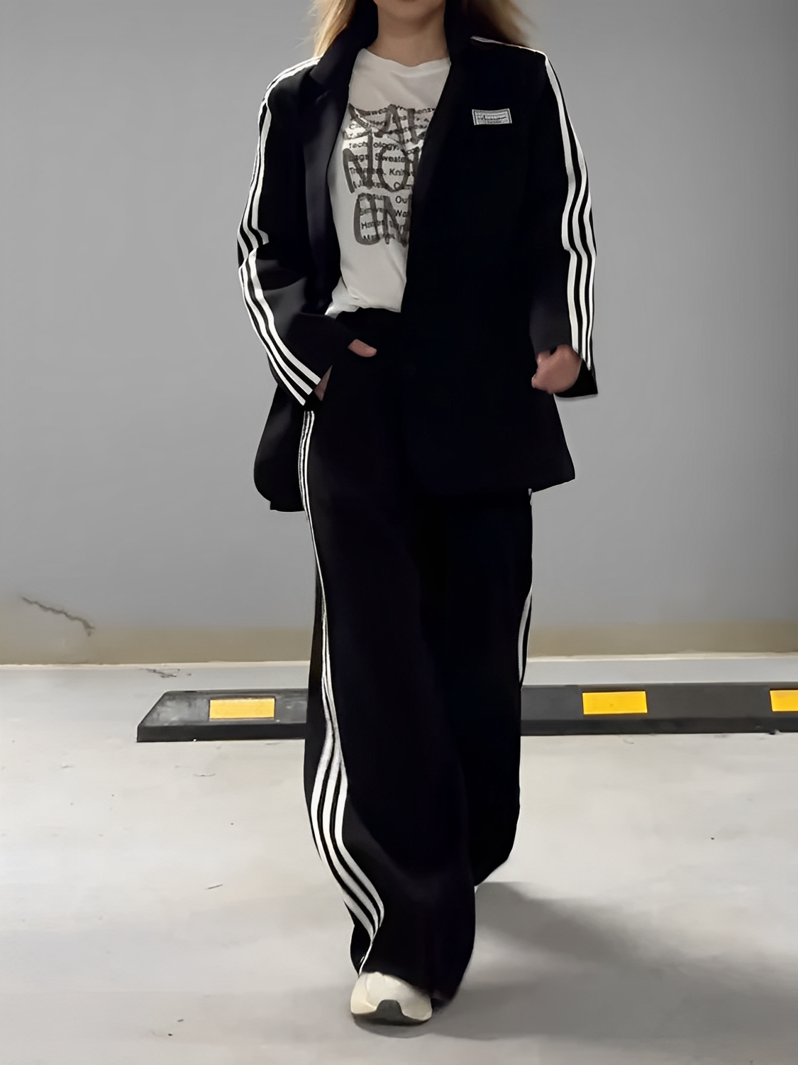 Conjunto Feminino de Alfaiataria Esportiva com Blazer Oversized e Calça com Listras Laterais - Regina [FRETE FULL]