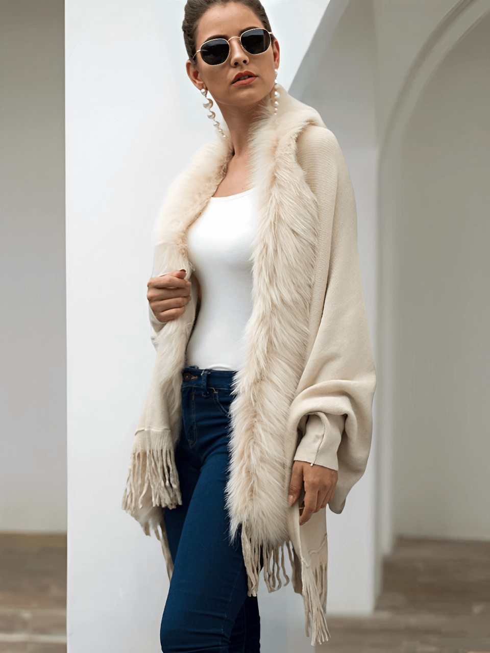 Cardigan Feminino Alongado em Malha de Tricô com Gola Peluciada Franjas e Manga Morcego – Viviane