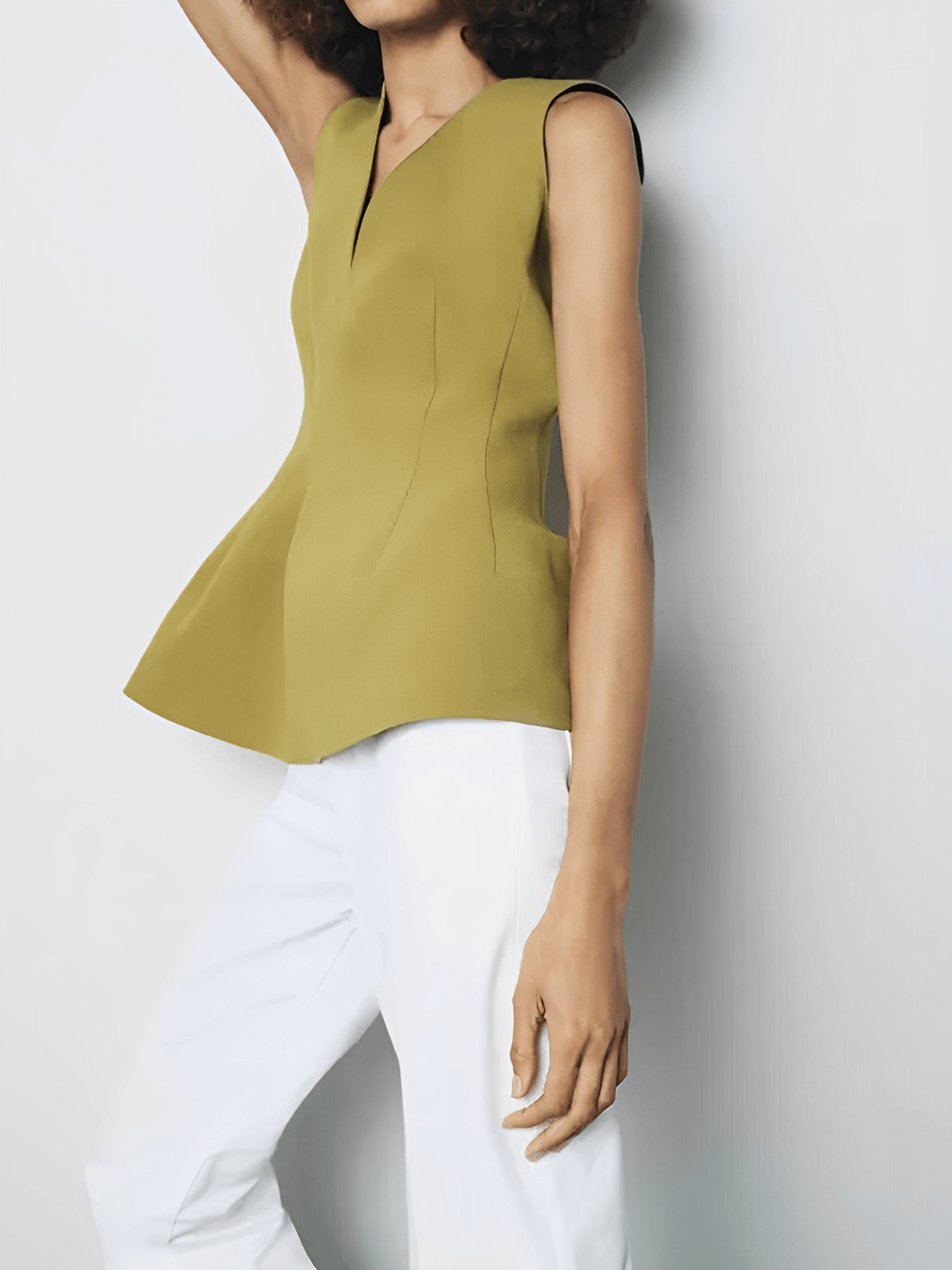 Blusa Feminina Peplum com Decote V e Ajuste Acinturado e Zíper nas Costas  – Marisa