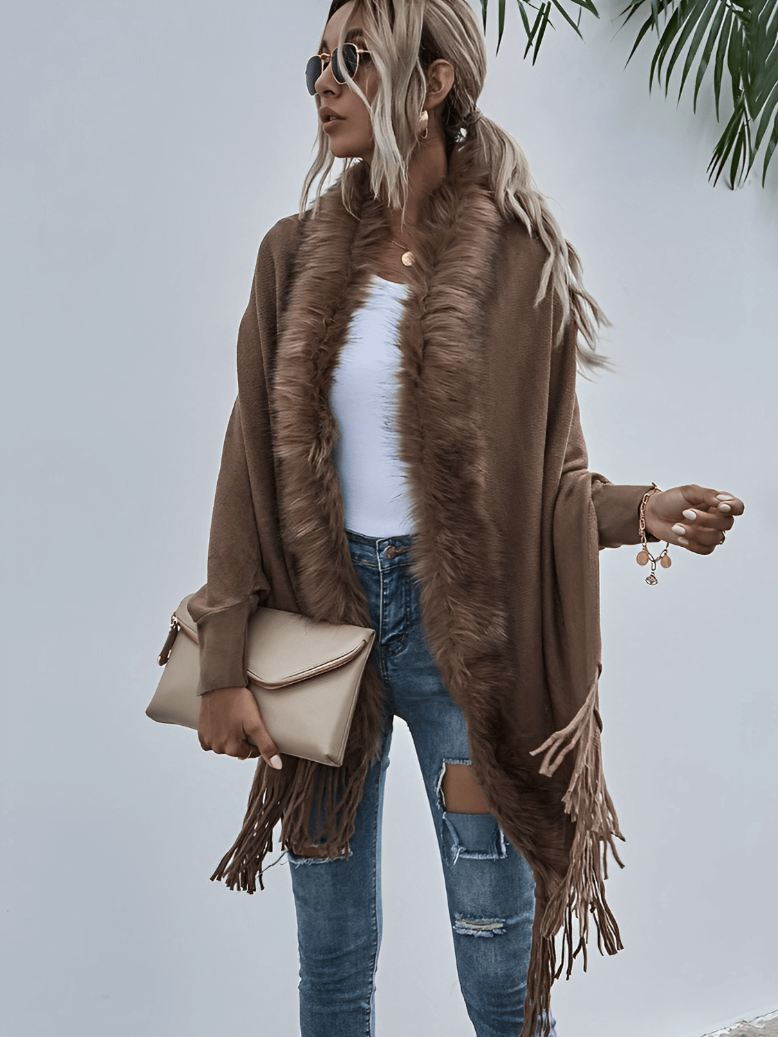 Cardigan Feminino Alongado em Malha de Tricô com Gola Peluciada Franjas e Manga Morcego – Viviane