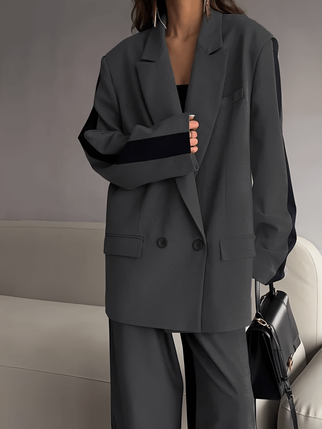 Conjunto Feminino em Alfaiataria com Blazer Oversized Trespassado Calça Pantalona  Cintura Elástica e Listra Lateral– Damares