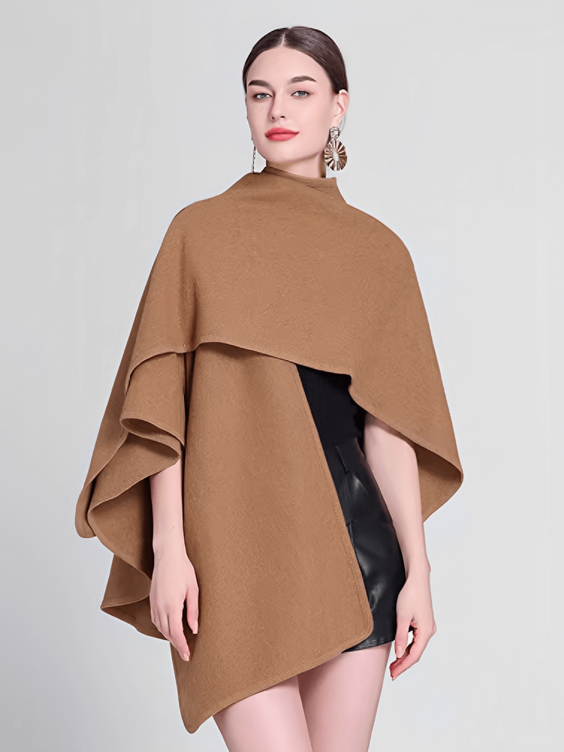 Casaco Feminino Estilo Capa em Lã com Decote V Recorte Assimétrico e Fechamento Transpassado  – Arabela