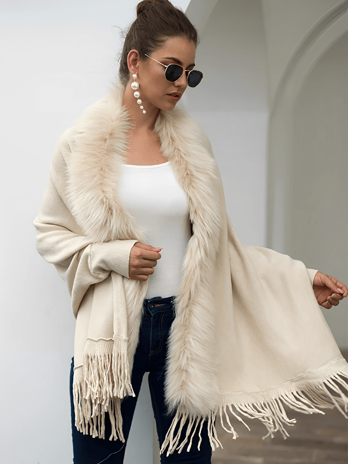 Cardigan Feminino Alongado em Malha de Tricô com Gola Peluciada Franjas e Manga Morcego – Viviane