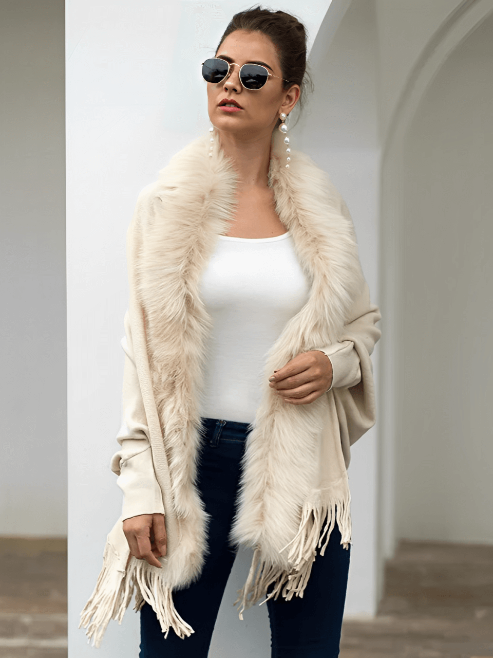 Cardigan Feminino Alongado em Malha de Tricô com Gola Peluciada Franjas e Manga Morcego – Viviane