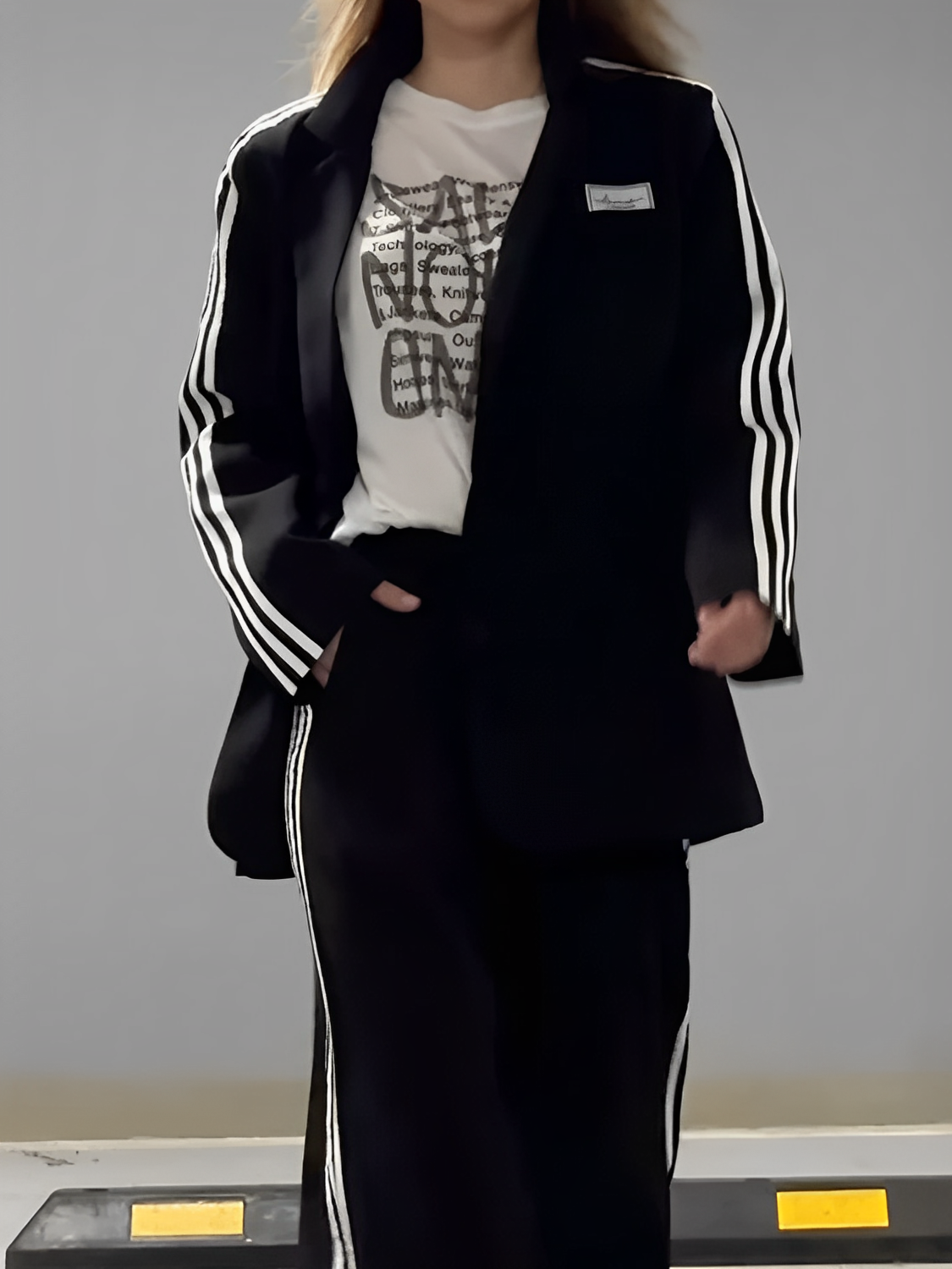 Conjunto Feminino de Alfaiataria Esportiva com Blazer Oversized e Calça com Listras Laterais - Regina [FRETE FULL]