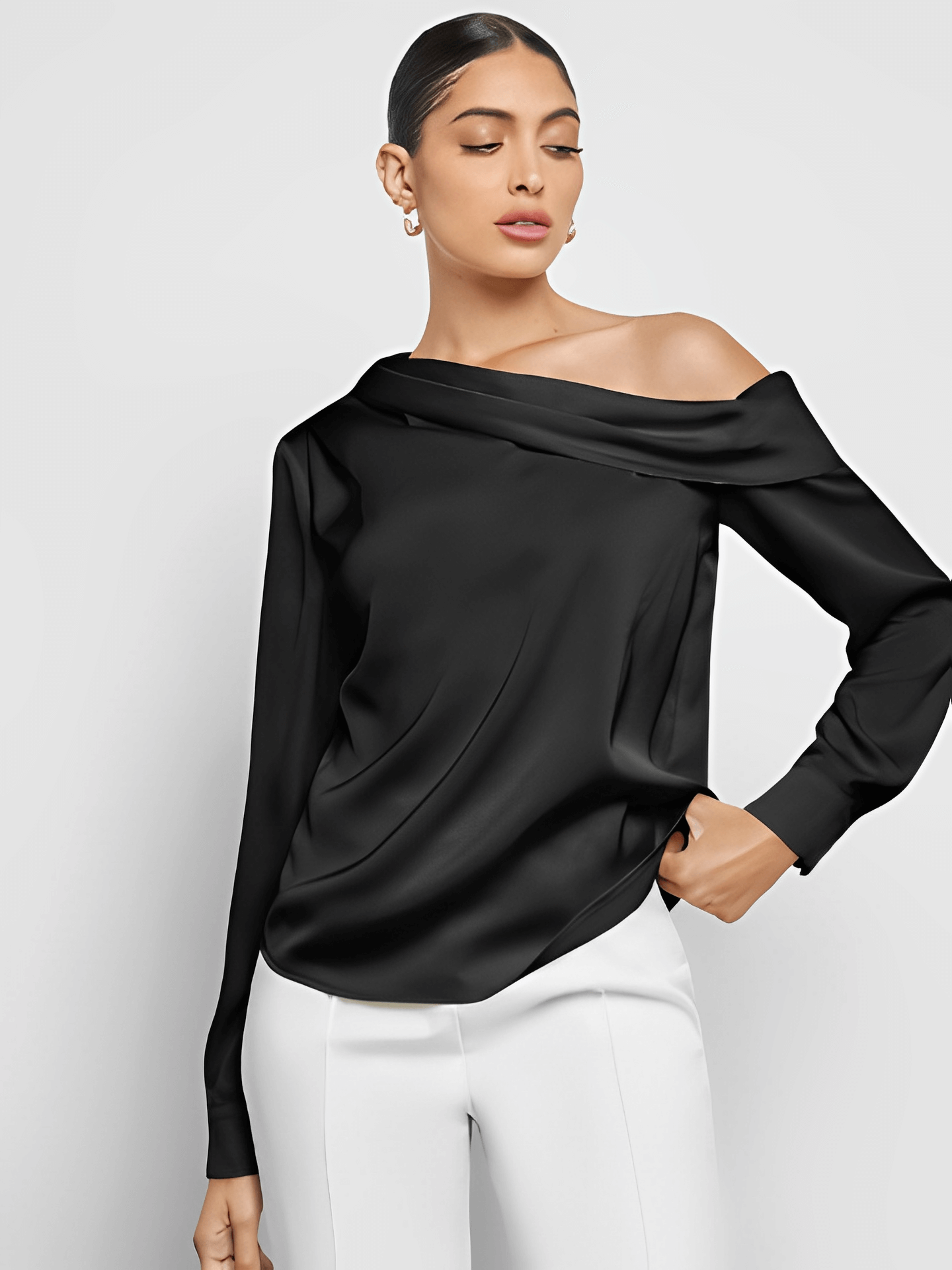 Blusa Feminina Acetinada com Decote Assimétrico e Fechamento com Botão nos Punhos – Diná