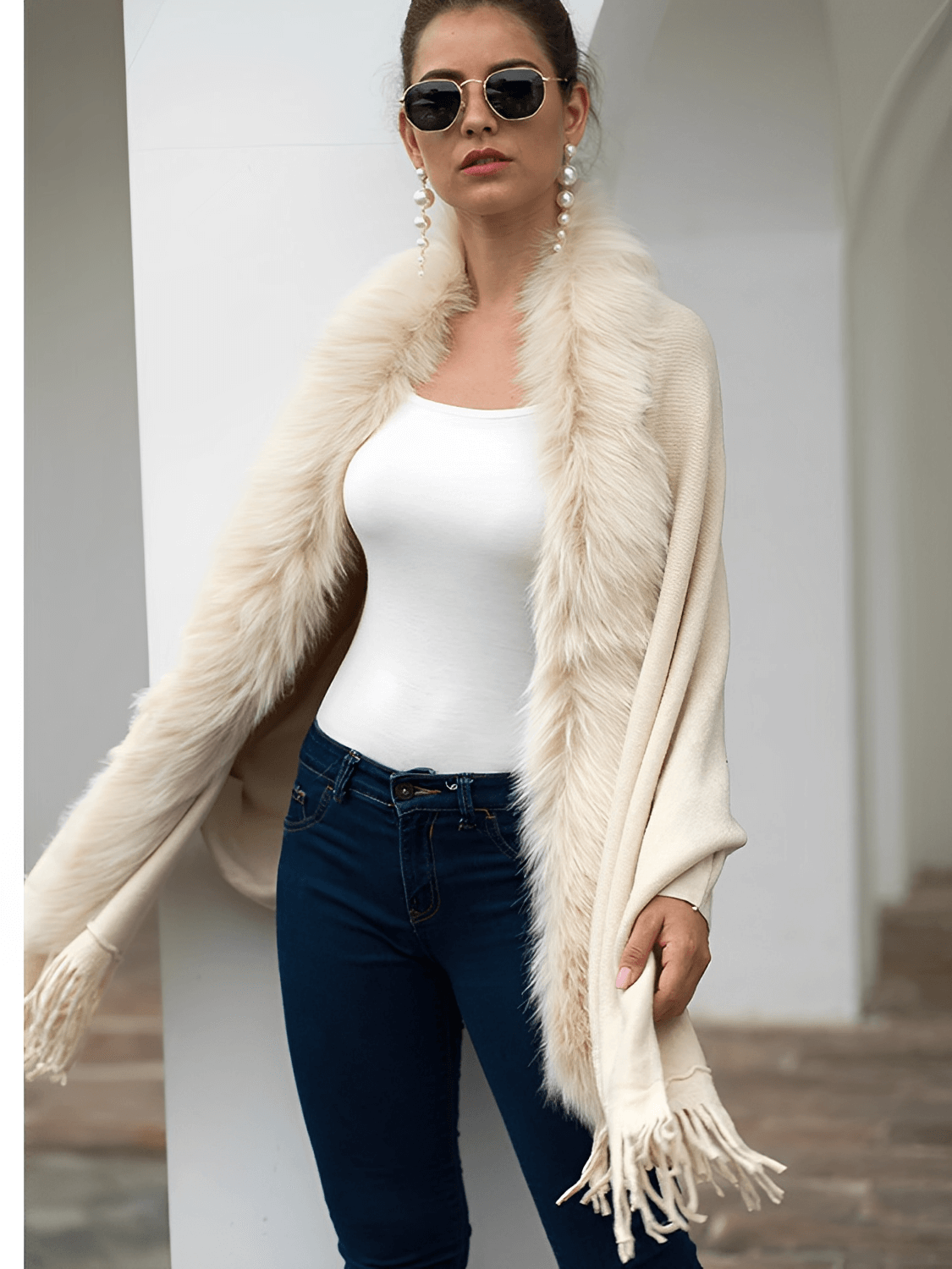 Cardigan Feminino Alongado em Malha de Tricô com Gola Peluciada Franjas e Manga Morcego – Viviane