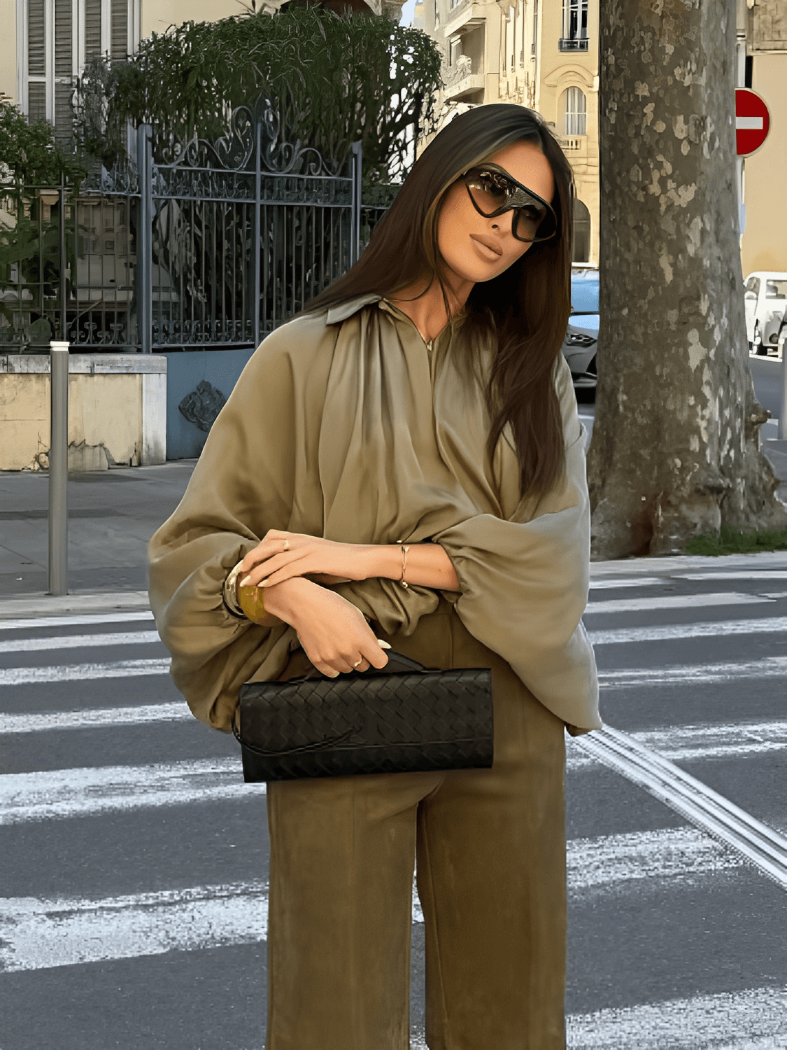 Camisa Feminina Acetinada Oversized com Manga Bufante e Fechamento em Zíper – Milene