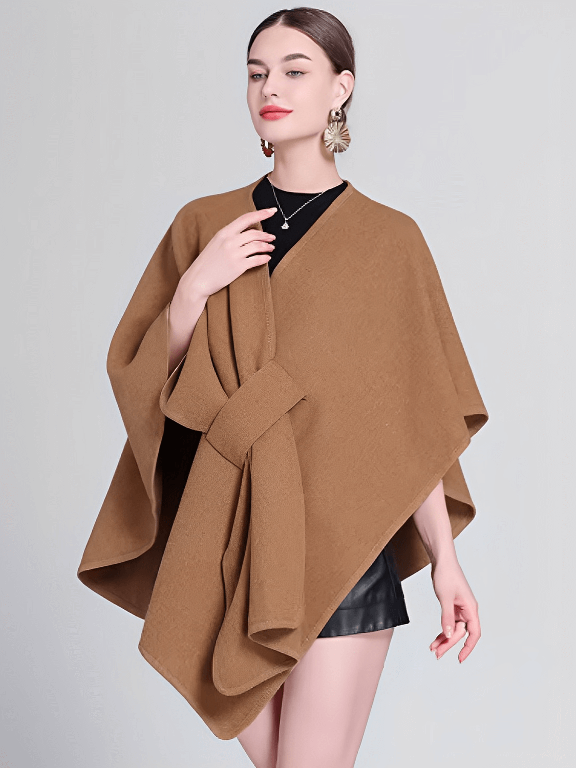 Casaco Feminino Estilo Capa em Lã com Decote V Recorte Assimétrico e Fechamento Transpassado  – Arabela