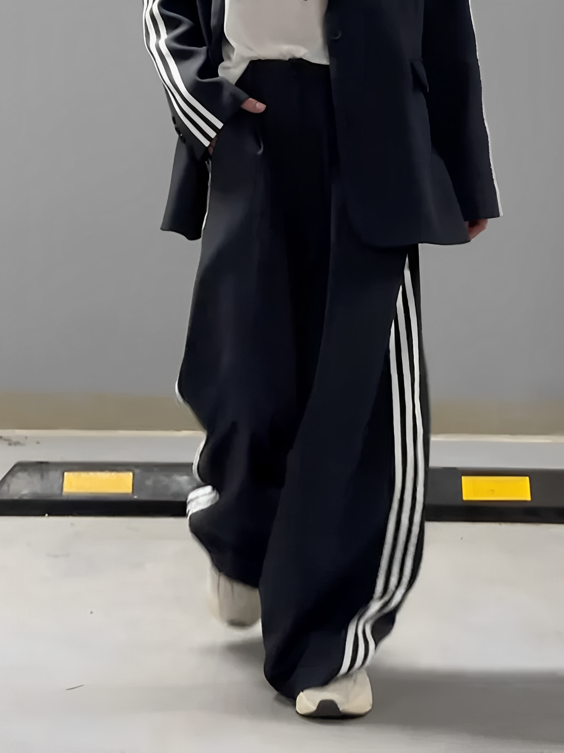 Conjunto Feminino de Alfaiataria Esportiva com Blazer Oversized e Calça com Listras Laterais - Regina [FRETE FULL]