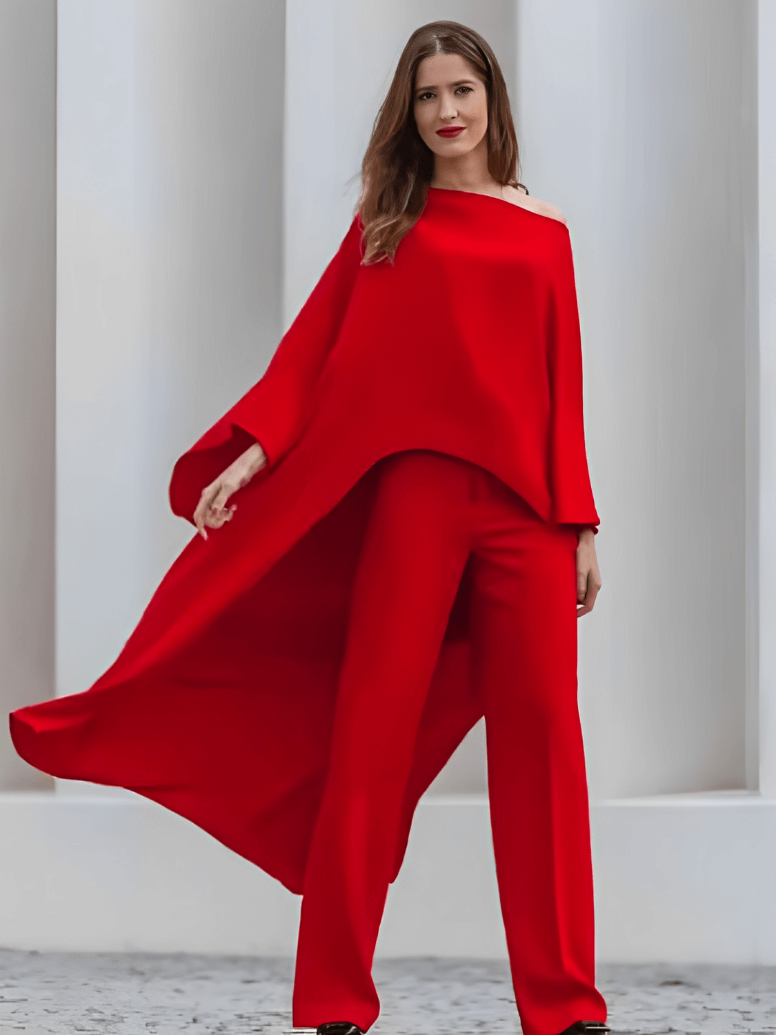 Bata Feminina Longa Estilo Capa com Manga Morcego e Fenda Lateral Assimétrica – Cláudia