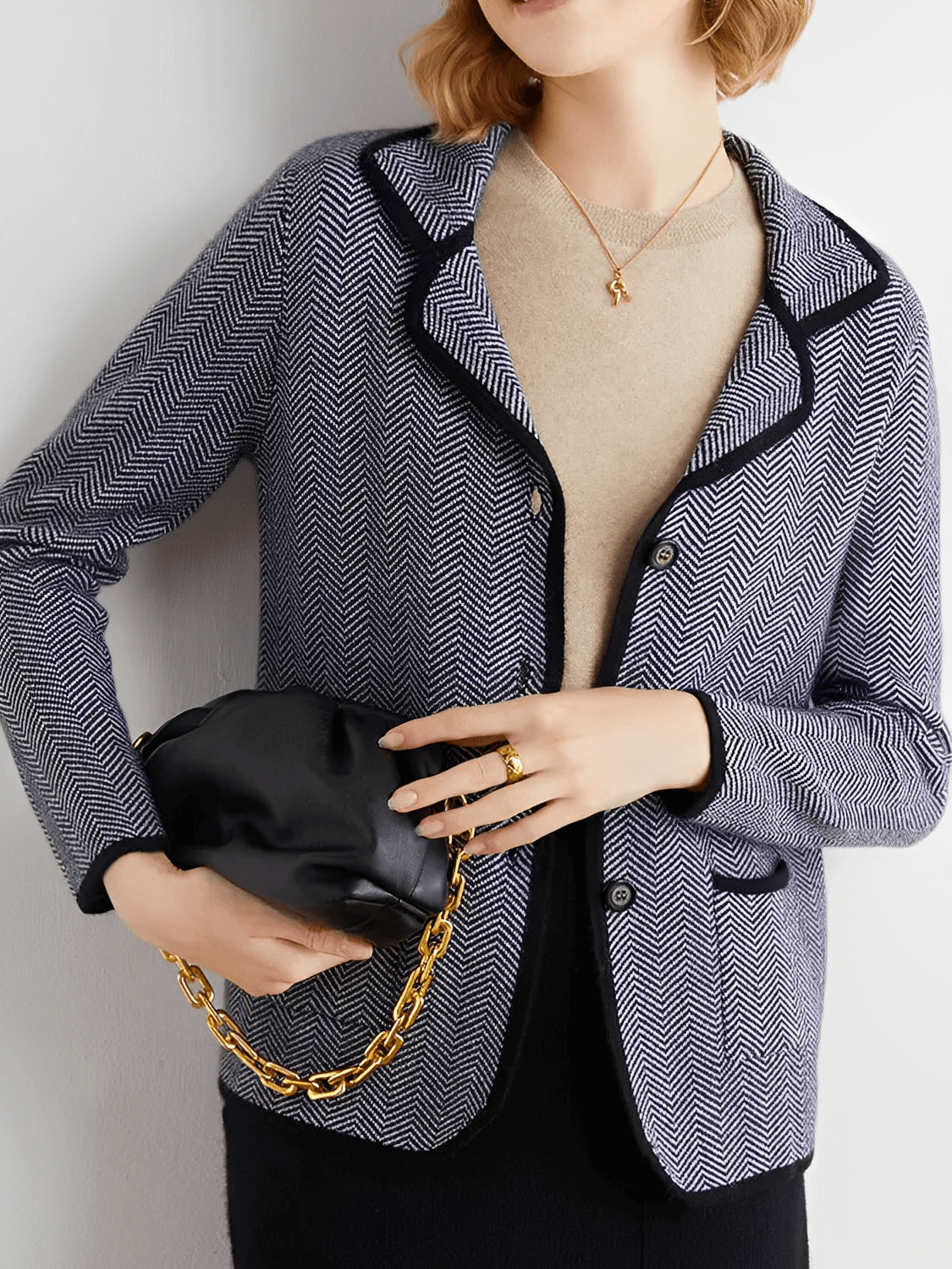 Blazer Feminino em Lã Estruturada com Gola Clássica Bolsos e Fechamento em Botões – Maria