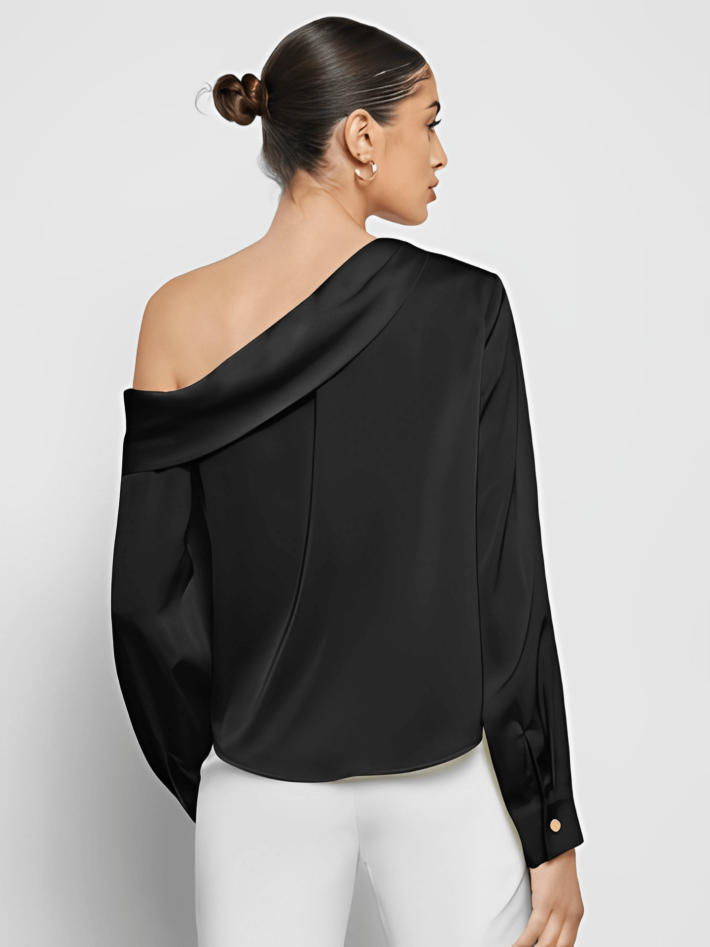 Blusa Feminina Acetinada com Decote Assimétrico e Fechamento com Botão nos Punhos – Diná