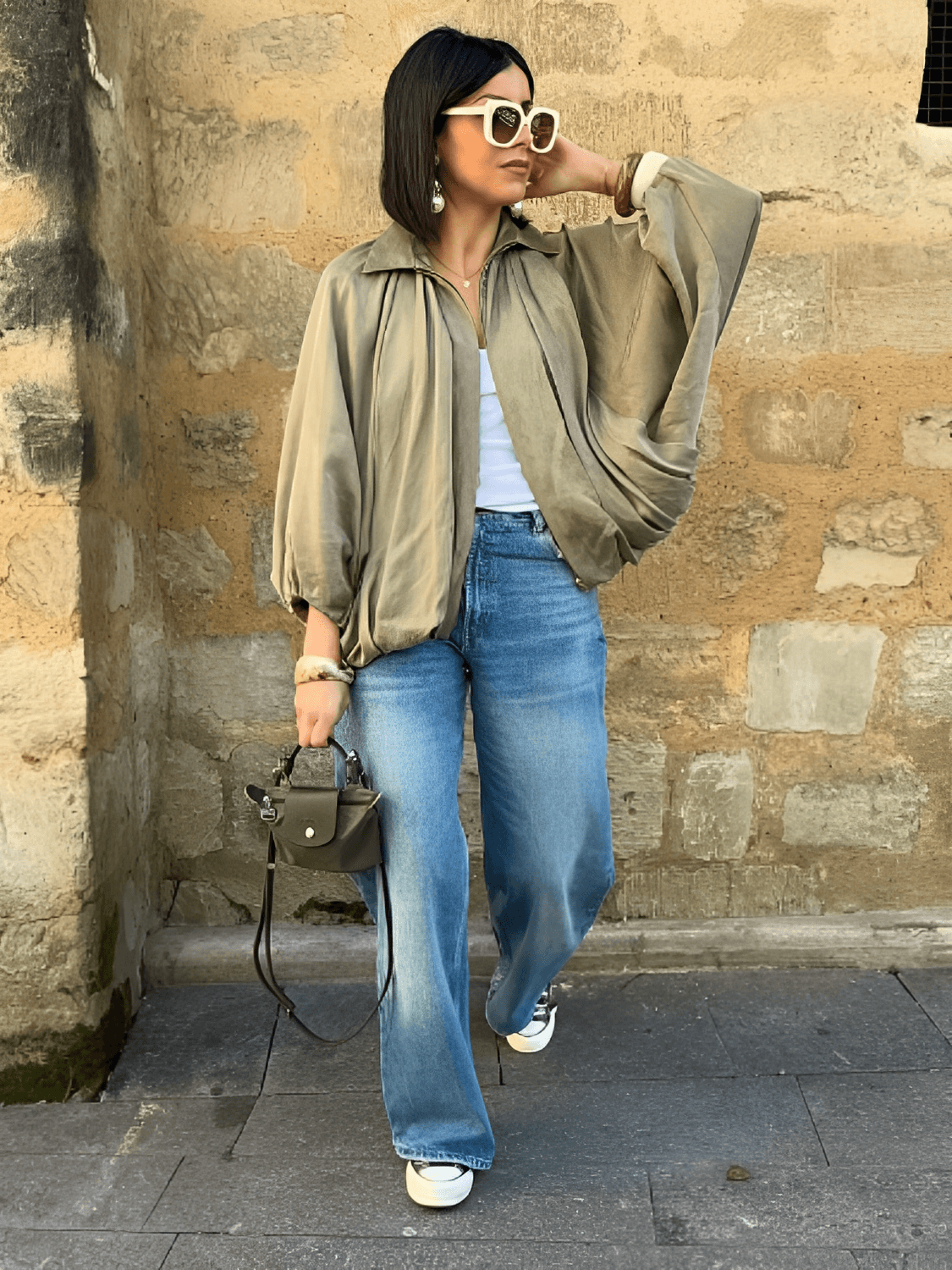 Camisa Feminina Acetinada Oversized com Manga Bufante e Fechamento em Zíper – Milene