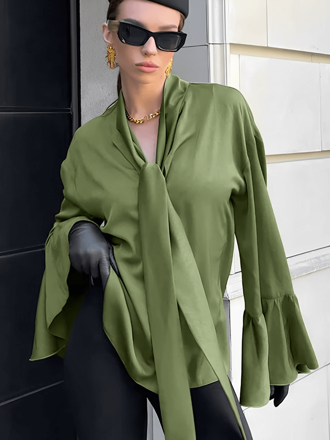 Camisa Feminina Acetinada com Gola Laço e Manga Longa Flare – Betania