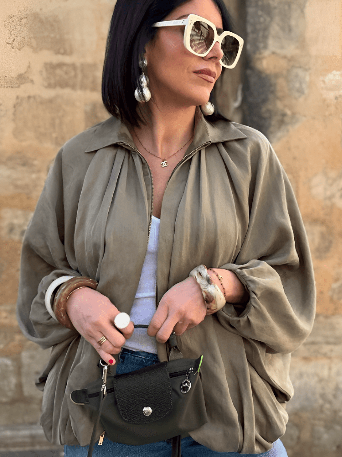 Camisa Feminina Acetinada Oversized com Manga Bufante e Fechamento em Zíper – Milene