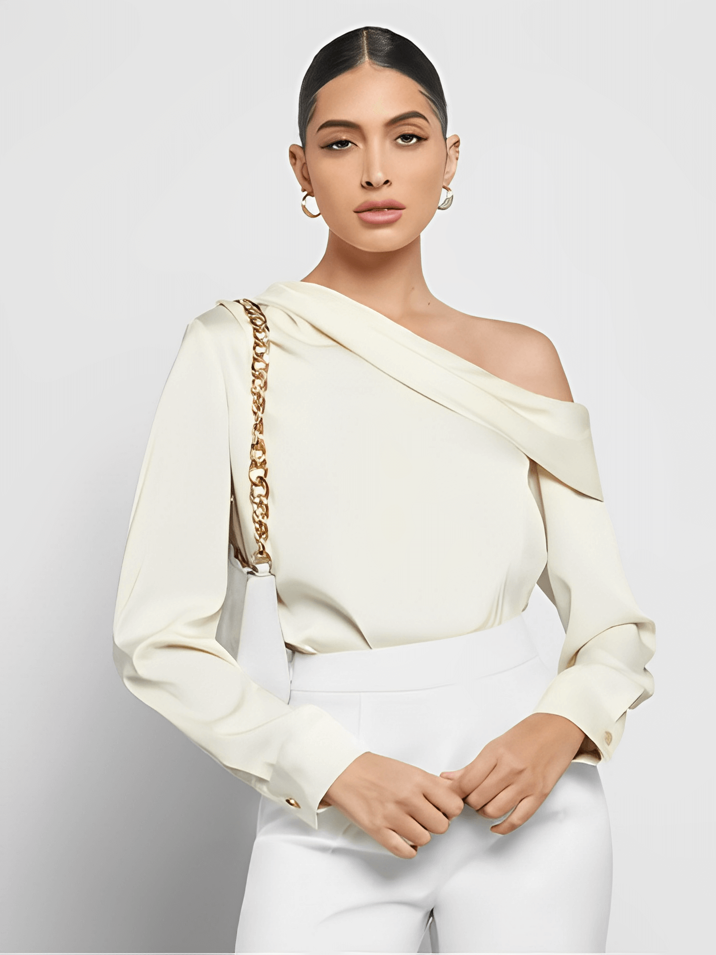Blusa Feminina Acetinada com Decote Assimétrico e Fechamento com Botão nos Punhos – Diná