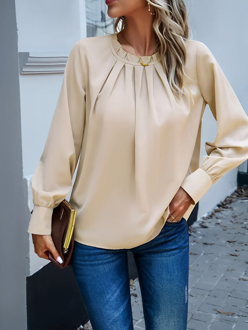 Camisa Feminina Franzida com Gola Redonda e Mangas Longas - Angelina