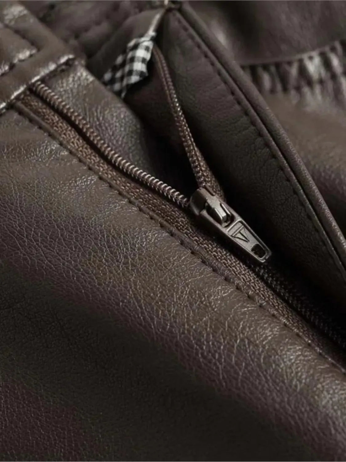 Calça Feminina Flare Cintura Alta em Couro Sintético com Fechamento em Botão - Ellie.