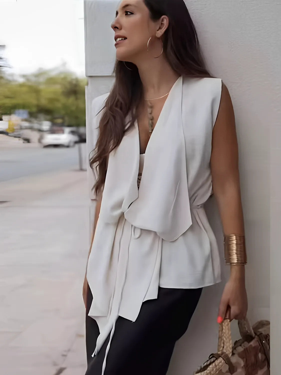 Blusa Feminina Bainha Assimétrica com Decote em V e Cinto de Cordão Ajustável - Serena