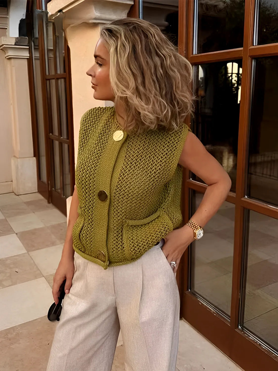 Blusa Feminina em Tricô com Decote Canoa Botões Maxi e Bolsos - Ayla