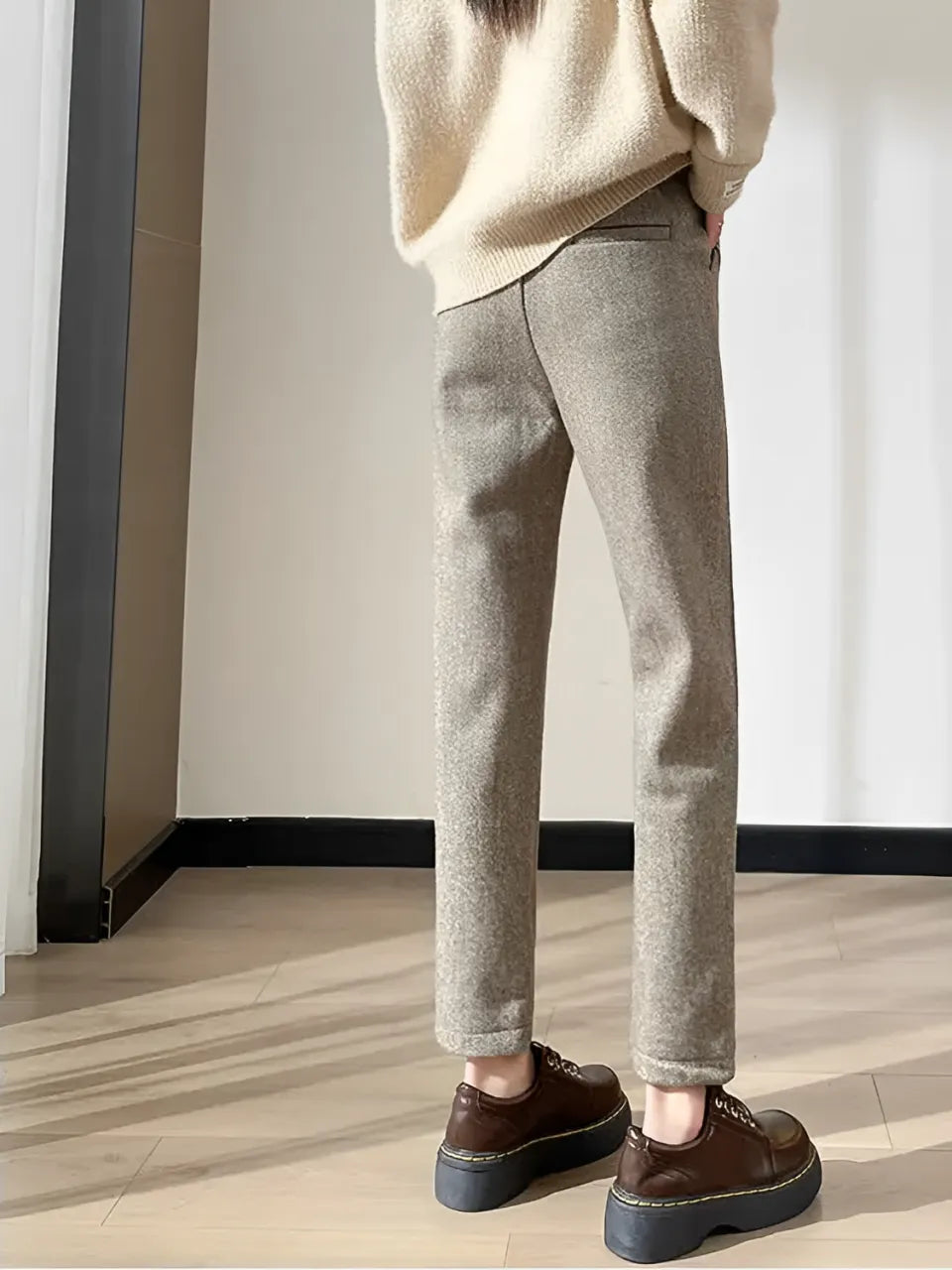 Calça Feminina Reta de Lã com Cintura Alta com Elástico - Leda.