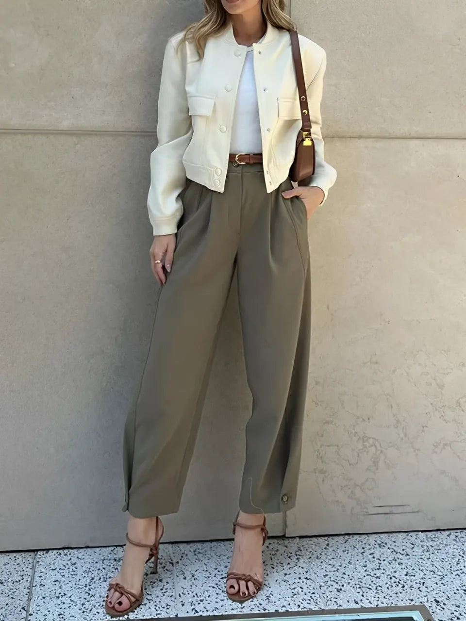 Calça Feminina Slim Cintura Média com Pregas Bolsos Funcionais e Cinto - Ester