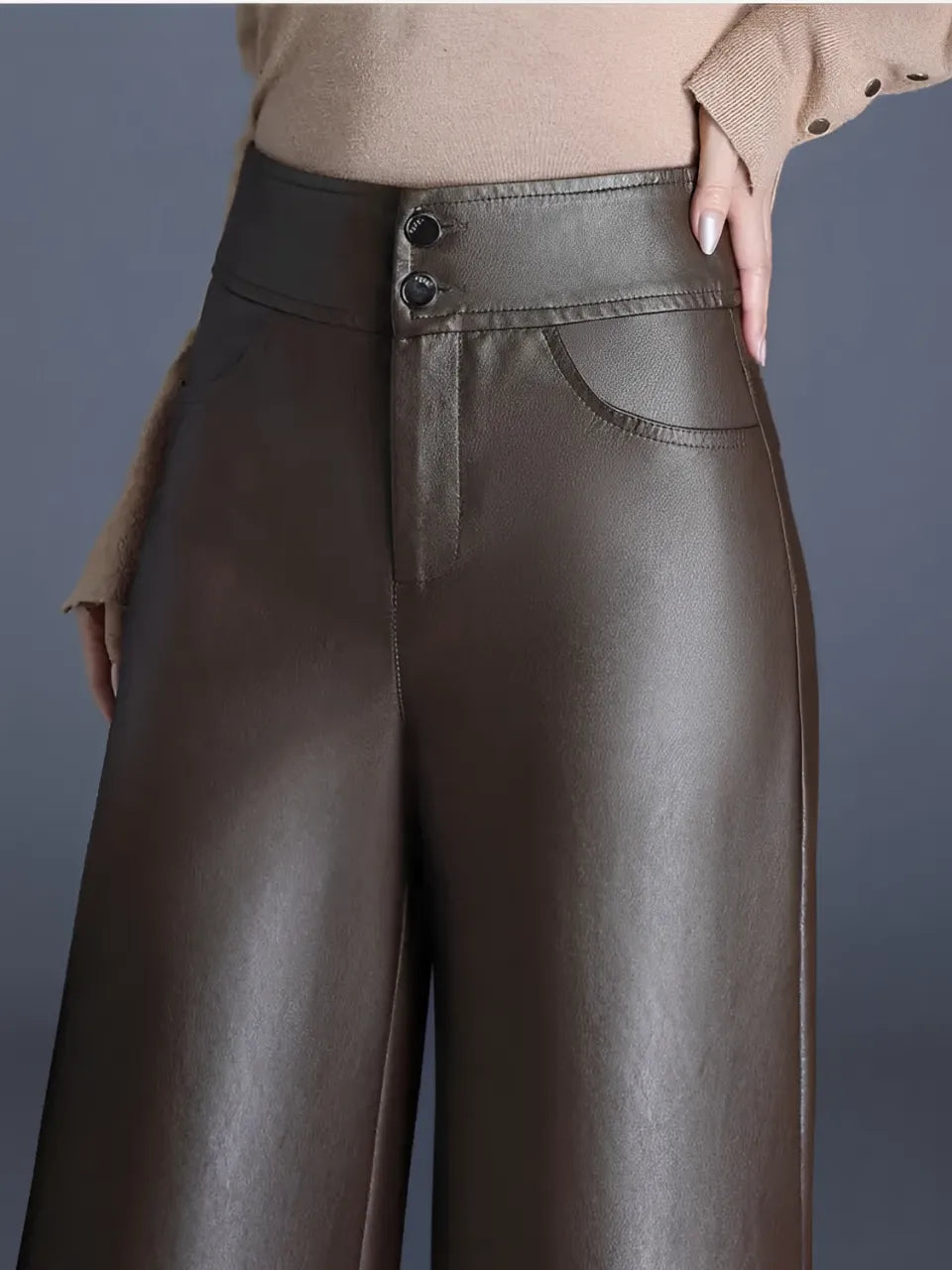 Calça Feminina Flare Cintura Alta em Couro Sintético com Fechamento em Botão - Ellie.