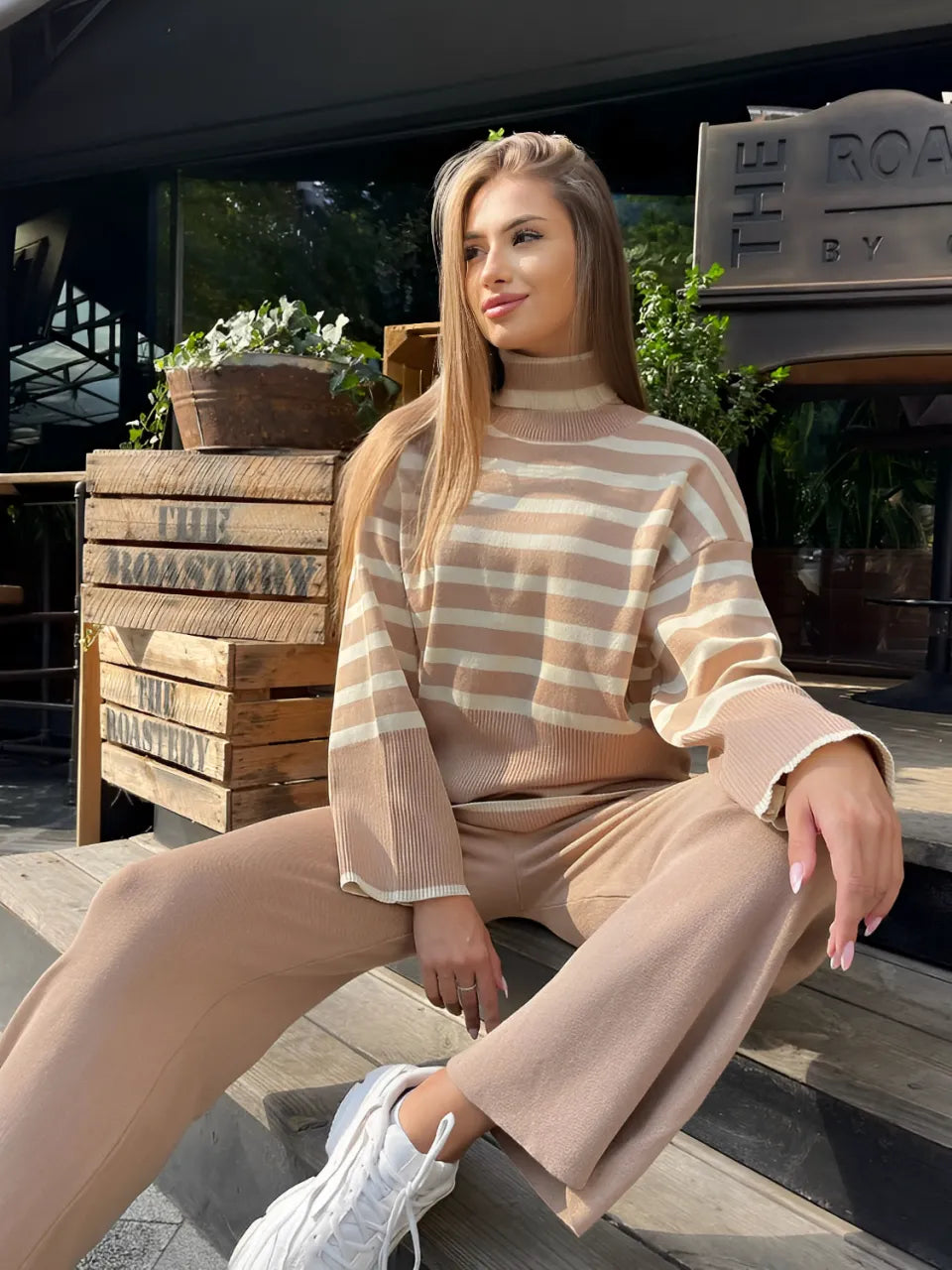 Conjunto Feminino de Tricô com Suéter de Gola Alta Listrado e Calça Confortável - Tarcila