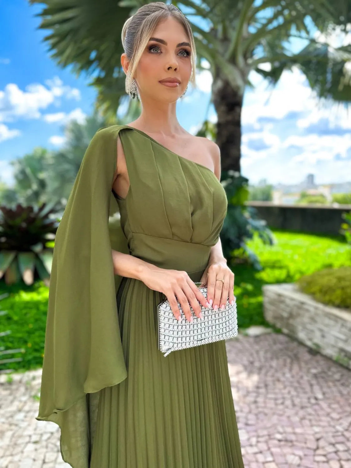 Vestido Feminino Longo de Festa com Capa no Ombro e Saia Plissada - Gabriella