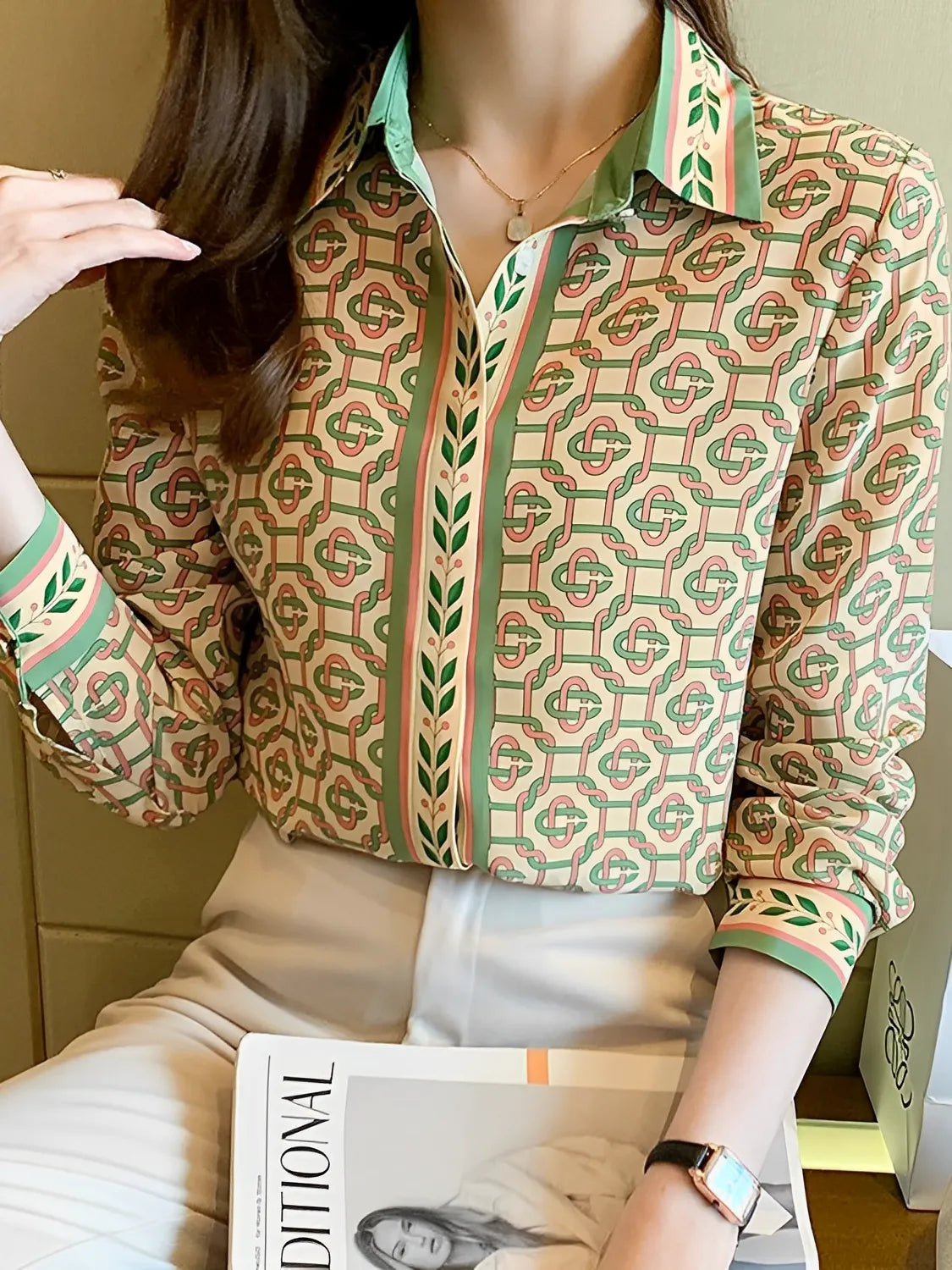 Camisa Feminina Estampada com Gola Clássica e Botões - Francesca